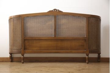 中古　美品　サァラ麻布取り扱い　アメリカ高級家具　クラシカルで優雅な佇まいが魅力的なベッドフレーム(クイーンサイズ)(R-057433)