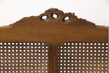 中古　美品　サァラ麻布取り扱い　アメリカ高級家具　クラシカルで優雅な佇まいが魅力的なベッドフレーム(クイーンサイズ)(R-057433)