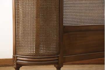 中古　美品　サァラ麻布取り扱い　アメリカ高級家具　クラシカルで優雅な佇まいが魅力的なベッドフレーム(クイーンサイズ)(R-057433)