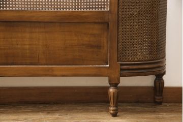中古　美品　サァラ麻布取り扱い　アメリカ高級家具　クラシカルで優雅な佇まいが魅力的なベッドフレーム(クイーンサイズ)(R-057433)