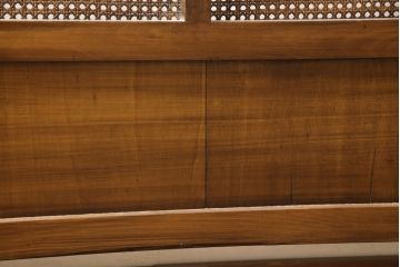 中古　美品　サァラ麻布取り扱い　アメリカ高級家具　クラシカルで優雅な佇まいが魅力的なベッドフレーム(クイーンサイズ)(R-057433)