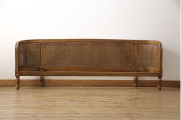 中古　美品　サァラ麻布取り扱い　アメリカ高級家具　クラシカルで優雅な佇まいが魅力的なベッドフレーム(クイーンサイズ)(R-057433)