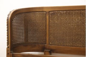 中古　美品　サァラ麻布取り扱い　アメリカ高級家具　クラシカルで優雅な佇まいが魅力的なベッドフレーム(クイーンサイズ)(R-057433)
