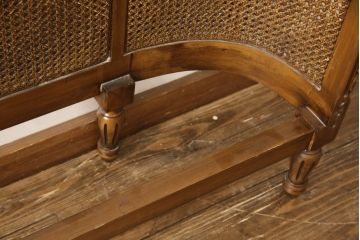 中古　美品　サァラ麻布取り扱い　アメリカ高級家具　クラシカルで優雅な佇まいが魅力的なベッドフレーム(クイーンサイズ)(R-057433)