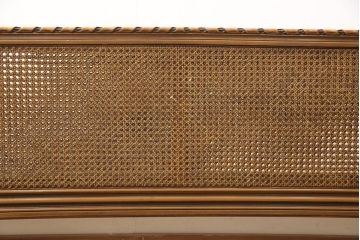 中古　美品　サァラ麻布取り扱い　アメリカ高級家具　クラシカルで優雅な佇まいが魅力的なベッドフレーム(クイーンサイズ)(R-057433)