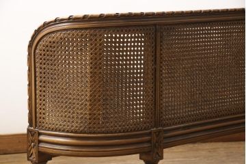 中古　美品　サァラ麻布取り扱い　アメリカ高級家具　クラシカルで優雅な佇まいが魅力的なベッドフレーム(クイーンサイズ)(R-057433)