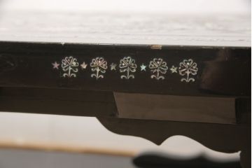中古　韓国民芸家具　華やかな螺鈿細工が美しいセンターテーブル(座卓、ローテーブル)(R-057441)