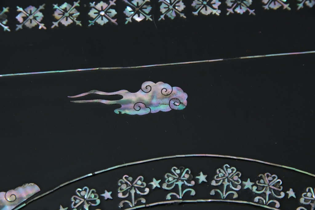 中古　韓国民芸家具　華やかな螺鈿細工が美しいセンターテーブル(座卓、ローテーブル)(R-057441)