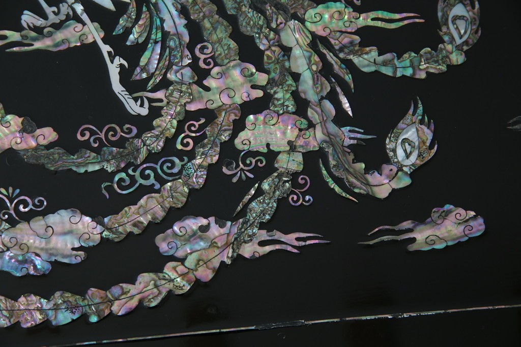 中古　韓国民芸家具　華やかな螺鈿細工が美しいセンターテーブル(座卓、ローテーブル)(R-057441)