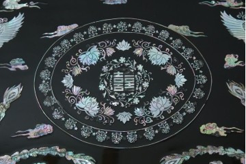 中古　韓国民芸家具　華やかな螺鈿細工が美しいセンターテーブル(座卓、ローテーブル)(R-057441)