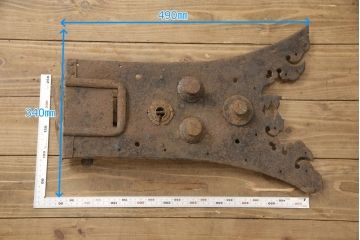 アンティーク雑貨　重厚感ある佇まいと個性的な形が目を惹く蔵戸の錠前金具(ディスプレイ雑貨、蔵戸パーツ)(R-057442)