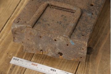アンティーク雑貨　重厚感ある佇まいと個性的な形が目を惹く蔵戸の錠前金具(ディスプレイ雑貨、蔵戸パーツ)(R-057442)