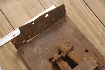 アンティーク雑貨　重厚感ある佇まいと個性的な形が目を惹く蔵戸の錠前金具(ディスプレイ雑貨、蔵戸パーツ)(R-057442)