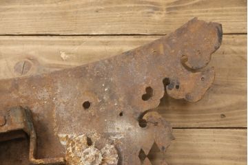 アンティーク雑貨　重厚感ある佇まいと個性的な形が目を惹く蔵戸の錠前金具(ディスプレイ雑貨、蔵戸パーツ)(R-057442)