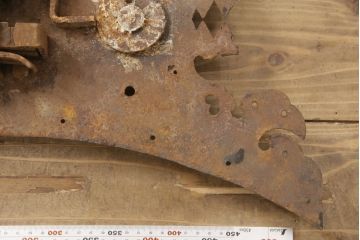 アンティーク雑貨　重厚感ある佇まいと個性的な形が目を惹く蔵戸の錠前金具(ディスプレイ雑貨、蔵戸パーツ)(R-057442)