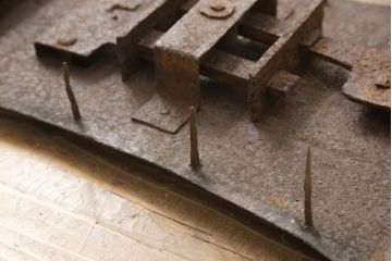 アンティーク雑貨　個性的な形が目を惹く蔵戸の錠前金具(ディスプレイ雑貨、蔵戸パーツ)(R-057443)