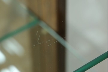 中古　カリモク家具(karimoku)　domani(ドマーニ)　Morganton(モーガントン)　ディスプレイ什器におすすめ!ヒッコリーブラウンのガラスキャビネット　定価約70万円　(R-057451)