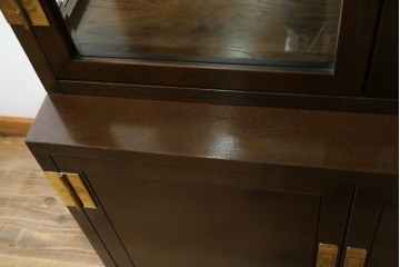 中古　カリモク家具(karimoku)　domani(ドマーニ)　Morganton(モーガントン)　ディスプレイ什器におすすめ!ヒッコリーブラウンのガラスキャビネット　定価約70万円　(R-057451)