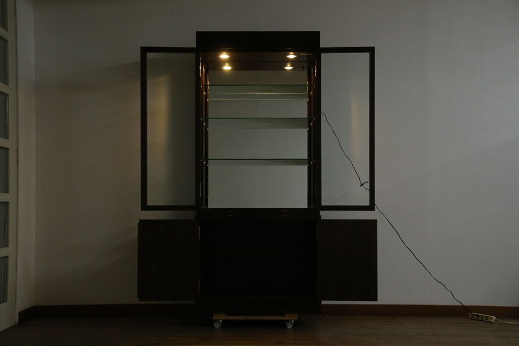 中古　カリモク家具(karimoku)　domani(ドマーニ)　Morganton(モーガントン)　ディスプレイ什器におすすめ!ヒッコリーブラウンのガラスキャビネット　定価約70万円　(R-057451)