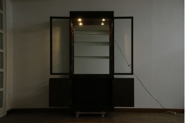 中古　カリモク家具(karimoku)　domani(ドマーニ)　Morganton(モーガントン)　ディスプレイ什器におすすめ!ヒッコリーブラウンのガラスキャビネット　定価約70万円　(R-057451)