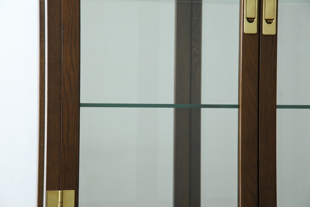 中古　カリモク家具(karimoku)　domani(ドマーニ)　Morganton(モーガントン)　ディスプレイ什器におすすめ!ヒッコリーブラウンのガラスキャビネット　定価約70万円　(R-057451)