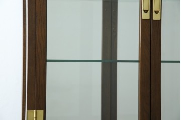 中古　カリモク家具(karimoku)　domani(ドマーニ)　Morganton(モーガントン)　ディスプレイ什器におすすめ!ヒッコリーブラウンのガラスキャビネット　定価約70万円　(R-057451)