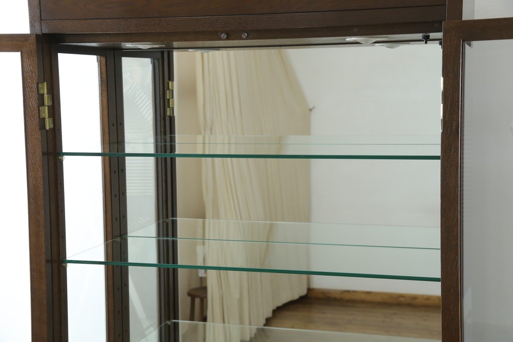 中古　カリモク家具(karimoku)　domani(ドマーニ)　Morganton(モーガントン)　ディスプレイ什器におすすめ!ヒッコリーブラウンのガラスキャビネット　定価約70万円　(R-057451)