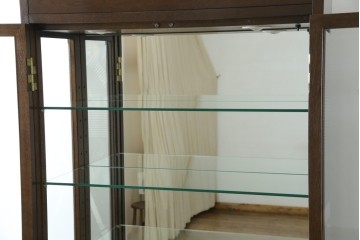 中古　カリモク家具(karimoku)　domani(ドマーニ)　Morganton(モーガントン)　ディスプレイ什器におすすめ!ヒッコリーブラウンのガラスキャビネット　定価約70万円　(R-057451)