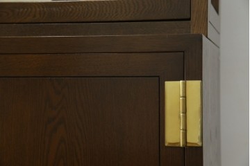 中古　カリモク家具(karimoku)　domani(ドマーニ)　Morganton(モーガントン)　ディスプレイ什器におすすめ!ヒッコリーブラウンのガラスキャビネット　定価約70万円　(R-057451)