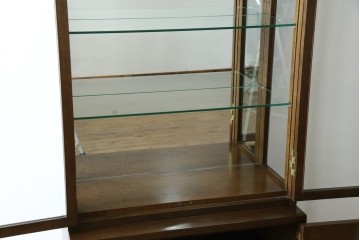 中古　カリモク家具(karimoku)　domani(ドマーニ)　Morganton(モーガントン)　ディスプレイ什器におすすめ!ヒッコリーブラウンのガラスキャビネット　定価約70万円　(R-057451)