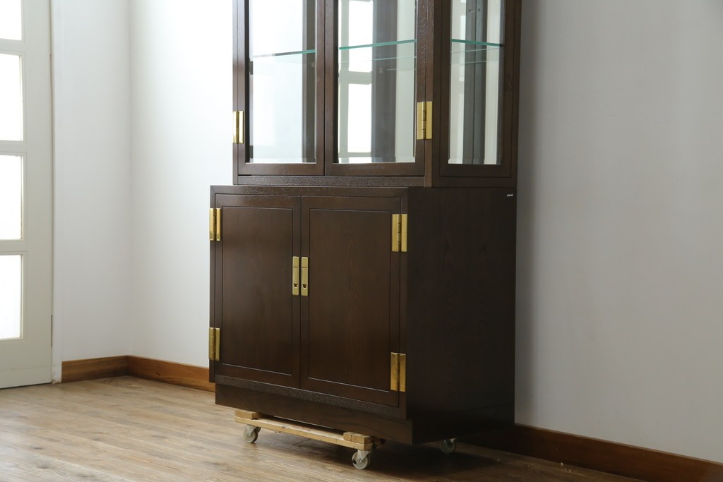 中古　カリモク家具(karimoku)　domani(ドマーニ)　Morganton(モーガントン)　ディスプレイ什器におすすめ!ヒッコリーブラウンのガラスキャビネット　定価約70万円　(R-057451)