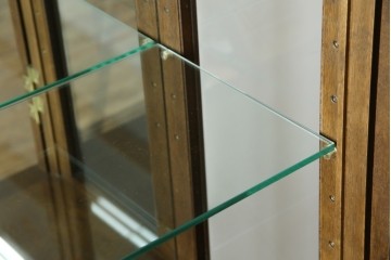 中古　カリモク家具(karimoku)　domani(ドマーニ)　Morganton(モーガントン)　ディスプレイ什器におすすめ!ヒッコリーブラウンのガラスキャビネット　定価約70万円　(R-057451)