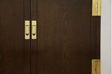 中古　カリモク家具(karimoku)　domani(ドマーニ)　Morganton(モーガントン)　ディスプレイ什器におすすめ!ヒッコリーブラウンのガラスキャビネット　定価約70万円　(R-057451)