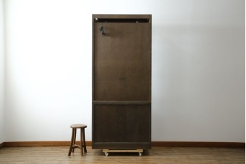 中古　カリモク家具(karimoku)　domani(ドマーニ)　Morganton(モーガントン)　ディスプレイ什器におすすめ!ヒッコリーブラウンのガラスキャビネット　定価約70万円　(R-057451)