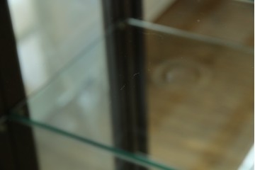 中古　カリモク家具(karimoku)　domani(ドマーニ)　Morganton(モーガントン)　ディスプレイ什器におすすめ!ヒッコリーブラウンのガラスキャビネット　定価約70万円　(R-057451)