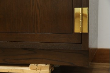 中古　カリモク家具(karimoku)　domani(ドマーニ)　Morganton(モーガントン)　ディスプレイ什器におすすめ!ヒッコリーブラウンのガラスキャビネット　定価約70万円　(R-057451)