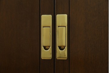 中古　カリモク家具(karimoku)　domani(ドマーニ)　Morganton(モーガントン)　ディスプレイ什器におすすめ!ヒッコリーブラウンのガラスキャビネット　定価約70万円　(R-057451)