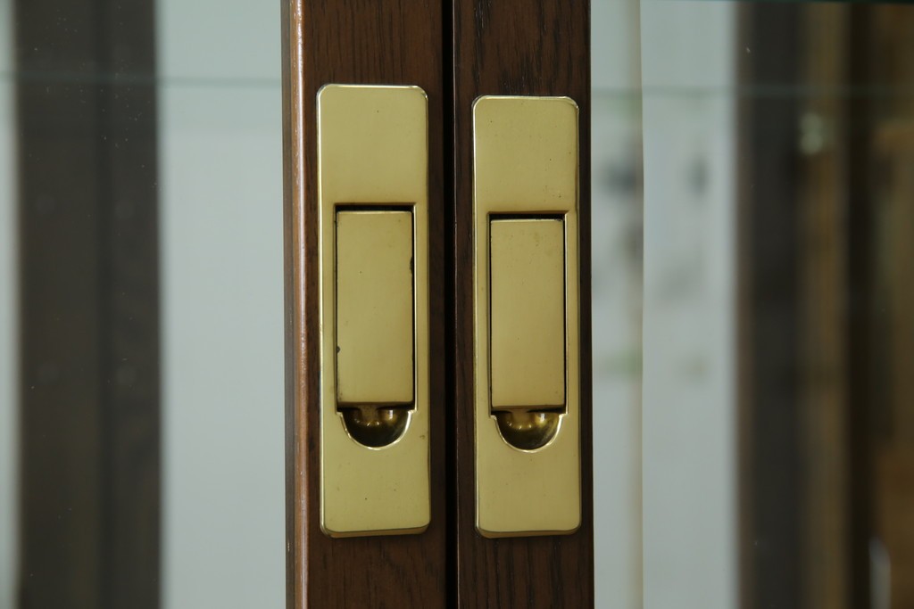 中古　カリモク家具(karimoku)　domani(ドマーニ)　Morganton(モーガントン)　ディスプレイ什器におすすめ!ヒッコリーブラウンのガラスキャビネット　定価約70万円　(R-057451)