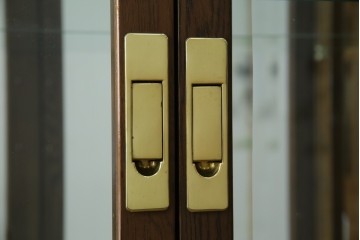 中古　カリモク家具(karimoku)　domani(ドマーニ)　Morganton(モーガントン)　ディスプレイ什器におすすめ!ヒッコリーブラウンのガラスキャビネット　定価約70万円　(R-057451)