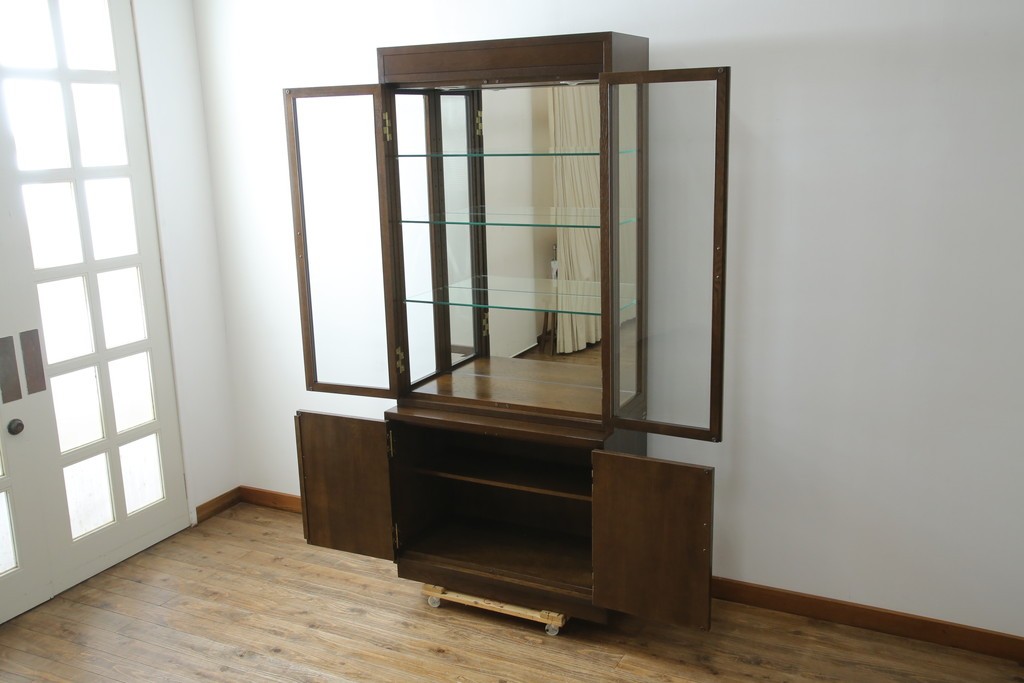 中古　カリモク家具(karimoku)　domani(ドマーニ)　Morganton(モーガントン)　ディスプレイ什器におすすめ!ヒッコリーブラウンのガラスキャビネット　定価約70万円　(R-057451)