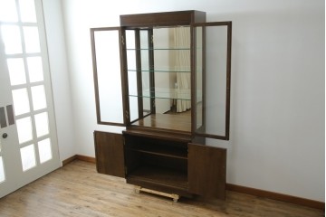 中古　カリモク家具(karimoku)　domani(ドマーニ)　Morganton(モーガントン)　ディスプレイ什器におすすめ!ヒッコリーブラウンのガラスキャビネット　定価約70万円　(R-057451)