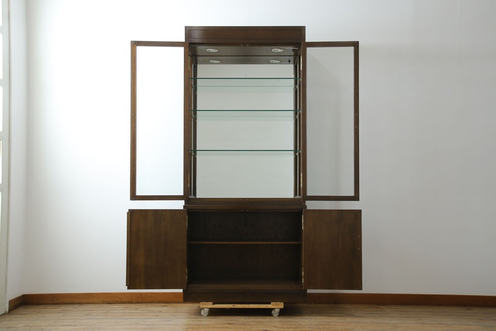 中古　カリモク家具(karimoku)　domani(ドマーニ)　Morganton(モーガントン)　ディスプレイ什器におすすめ!ヒッコリーブラウンのガラスキャビネット　定価約70万円　(R-057451)