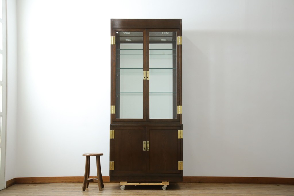 中古　カリモク家具(karimoku)　domani(ドマーニ)　Morganton(モーガントン)　ディスプレイ什器におすすめ!ヒッコリーブラウンのガラスキャビネット　定価約70万円　(R-057451)