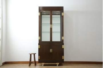 中古　カリモク家具(karimoku)　domani(ドマーニ)　Morganton(モーガントン)　ディスプレイ什器におすすめ!ヒッコリーブラウンのガラスキャビネット　定価約70万円　(R-057451)