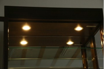 中古　カリモク家具(karimoku)　domani(ドマーニ)　Morganton(モーガントン)　ディスプレイ什器におすすめ!ヒッコリーブラウンのガラスキャビネット　定価約70万円　(R-057451)