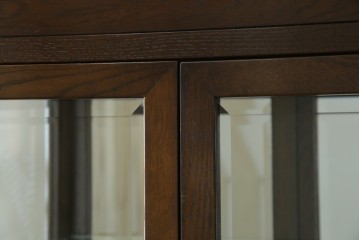 中古　カリモク家具(karimoku)　domani(ドマーニ)　Morganton(モーガントン)　ディスプレイ什器におすすめ!ヒッコリーブラウンのガラスキャビネット　定価約70万円　(R-057451)