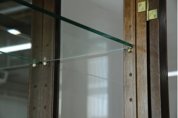 中古　カリモク家具(karimoku)　domani(ドマーニ)　Morganton(モーガントン)　ディスプレイ什器におすすめ!ヒッコリーブラウンのガラスキャビネット　定価約70万円　(R-057451)