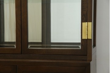 中古　カリモク家具(karimoku)　domani(ドマーニ)　Morganton(モーガントン)　ディスプレイ什器におすすめ!ヒッコリーブラウンのガラスキャビネット　定価約70万円　(R-057451)