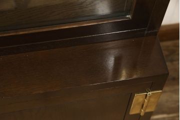 中古　カリモク家具(karimoku)　domani(ドマーニ)　Morganton(モーガントン)　ヒッコリーブラウンのガラスキャビネット(定価約50万円)(ガラスケース、飾り棚、陳列棚)(R-057452)