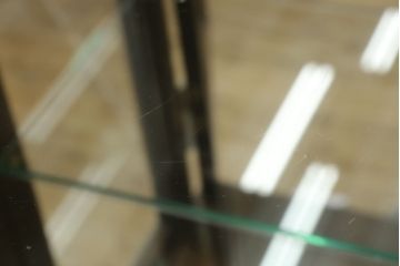 中古　カリモク家具(karimoku)　domani(ドマーニ)　Morganton(モーガントン)　スリムで背の高いガラスキャビネット(定価約30万円)(ガラスケース、飾り棚、陳列棚)(R-057453)
